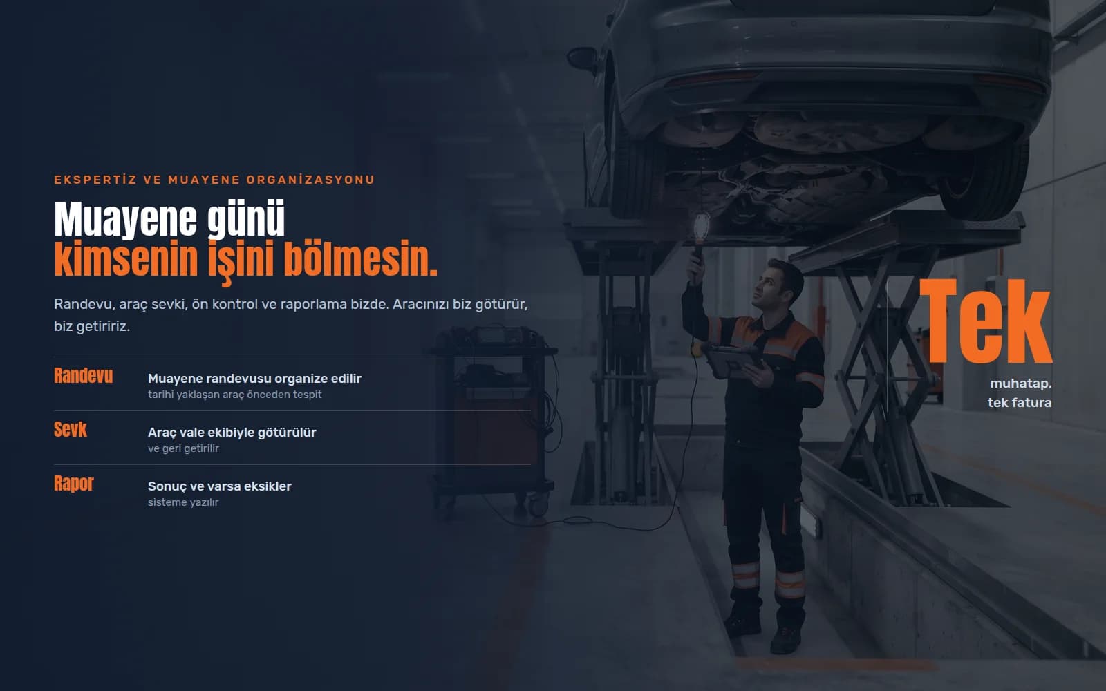 Muayene hattında lift üzerindeki filo aracının altını tabletle kontrol eden Checklas teknisyeni