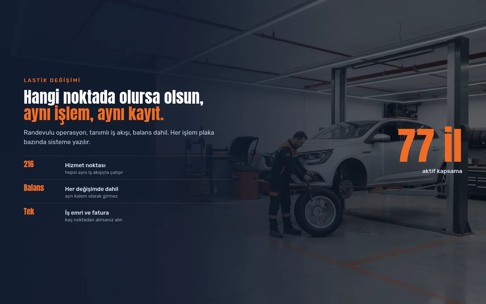 Checklas servis alanında lift üzerindeki filo aracına lastik montajı yapan teknisyen