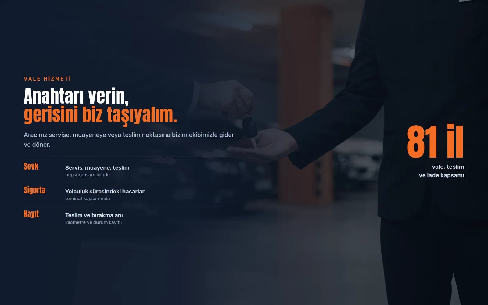 Checklas vale görevlisinin kurumsal filo aracının anahtarını sürücüden teslim alması
